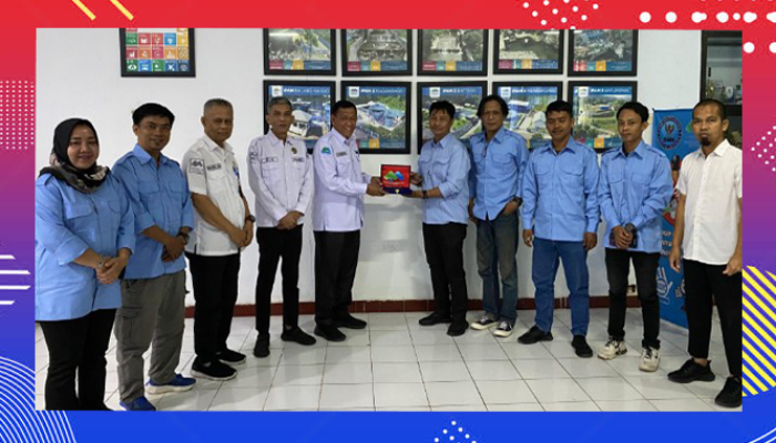 SMSI Terima Plakat dari perumda Tirta Mangkaluku Kota Palopo Simbol Sinergitas 