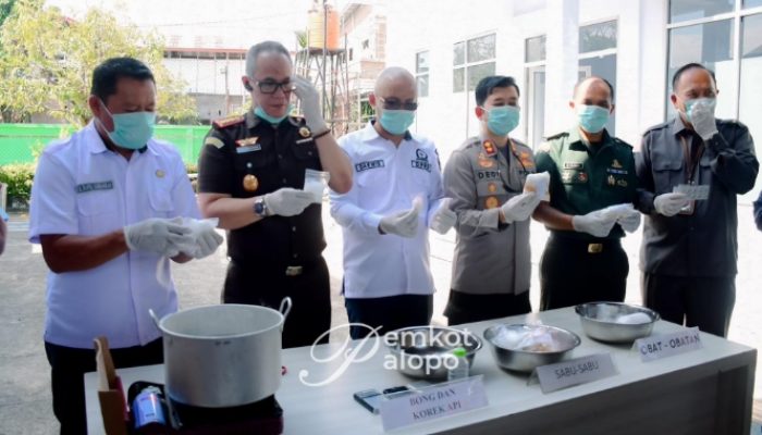 Staf Ahli Bidang Kesra Setda Palopo Hadiri Pemusnahan Barang Bukti di Kejari