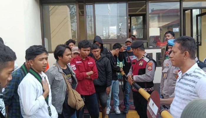 ALARM Unjuk Rasa Tuntut Polres Palopo Tangkap Pelaku Penganiayaan Mahasiswa Fakultas Hukum Unanda