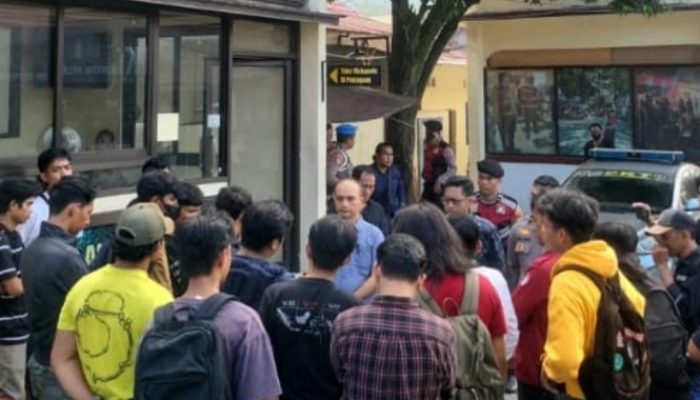 Terduga Pelaku Pengeroyokan Tak Kunjung Ditangkap, Mahasiswa Desak Kapolres dan Danyon Brimob Mundur