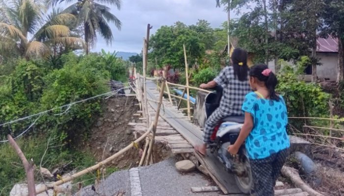 Akses Vital Warga Terputus, Jembatan Mancani Ambruk Sejak Mei 2025