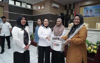 Wali Kota Palopo Serahkan Bantuan Pemprov Sulsel untuk Kelompok UP2K