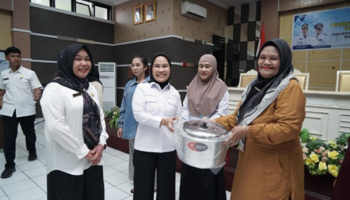 Wali Kota Palopo Serahkan Bantuan Pemprov Sulsel untuk Kelompok UP2K