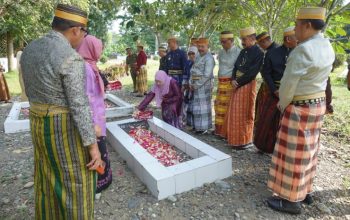 Peringati Hari Jadi Luwu ke-758, Pemkab Luwu Tabur Bunga di Makam Opu Dg. Risaju