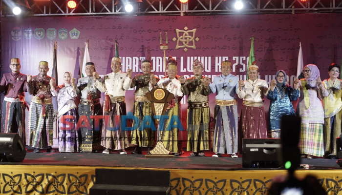 Didampingi Empat Kepala Daerah dan Unsur Adat, Raja Luwu Nyatakan Sikap Perjuangkan Provinsi Luwu Raya