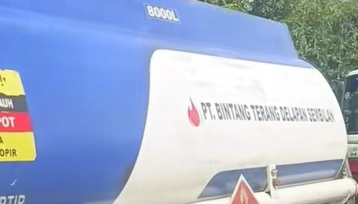 Diduga Ilegal, Transportir PT Bintang Terang Delapan Sembilan Beroperasi dan Melintas di Depan Mapolres Lutra