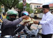 Momentum Ramadan, Satresnarkoba Polres Palopo Turun ke Jalan Bagikan Takjil