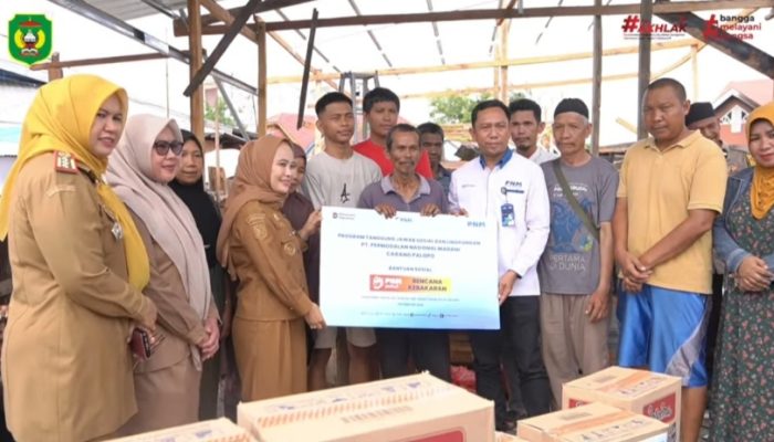 Pasca Kebakaran di Pasar Andi Tadda, Wali Kota Palopo dan PNM Serahkan Bantuan