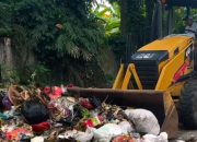 DLH Palopo Kerahkan Alat Berat Tangani Tumpukan Sampah di Jalan A.Pangerang