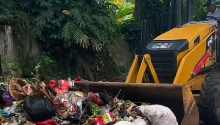 DLH Palopo Kerahkan Alat Berat Tangani Tumpukan Sampah di Jalan A.Pangerang