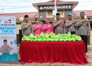 Gabungan Seksi Polres Palopo Bagikan 100 Paket Takjil kepada Pengendara