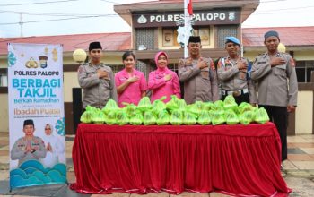 Gabungan Seksi Polres Palopo Bagikan 100 Paket Takjil kepada Pengendara