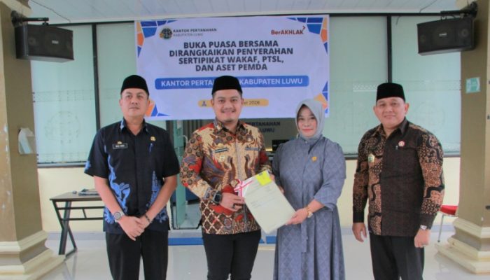 Wakil Bupati Luwu Hadiri Buka Puasa Bersama dan Penyerahan Sertipikat Wakaf, PTSL