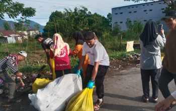 Respon Keluhan Warga, Wawali Palopo Turun Langsung Pungut Sampah