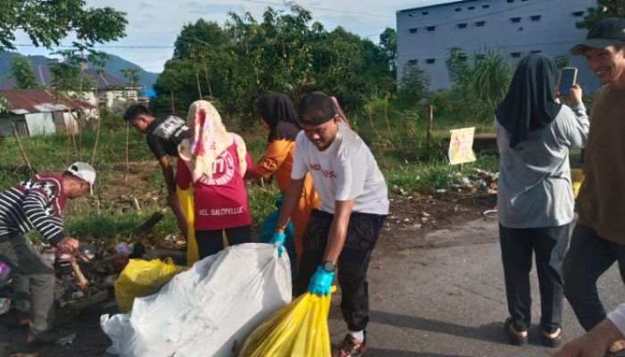 Respon Keluhan Warga, Wawali Palopo Turun Langsung Pungut Sampah