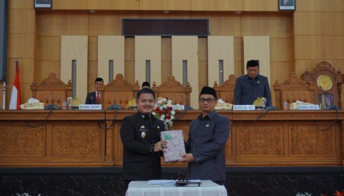 Wabup Luwu Serahkan LKPJ 2025 ke DPRD, Pendapatan Terealisasi 96,35 Persen