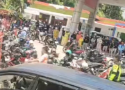 Dibawah Terik Matahari Pengendara Rela Antri Menunggu Pasokan BBM di SPBU Enrekang