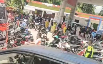 Dibawah Terik Matahari Pengendara Rela Antri Menunggu Pasokan BBM di SPBU Enrekang
