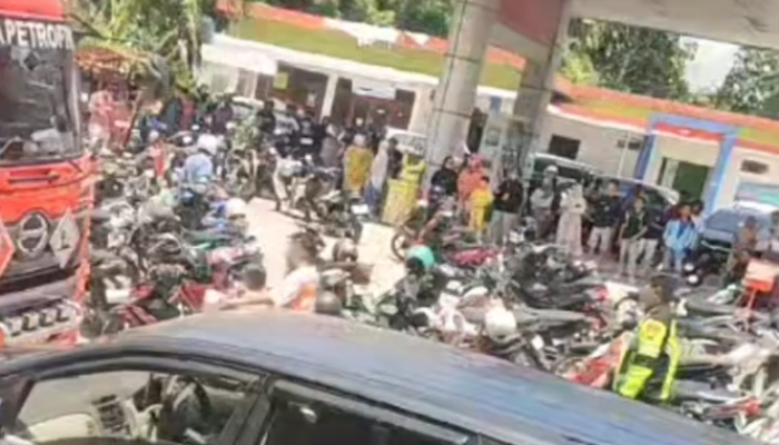 Dibawah Terik Matahari Pengendara Rela Antri Menunggu Pasokan BBM di SPBU Enrekang