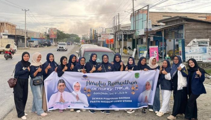 Anggota DPRD Luwu Utara Bagikan 200 Takjil Jelang Berbuka, Erni : Bentuk Kepedulian untuk Pengendara