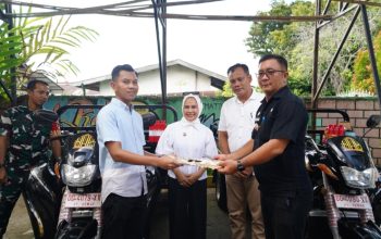 Walikota Palopo Serahkan Bantuan Motor Roda Tiga dan Beras untuk Warga Boting