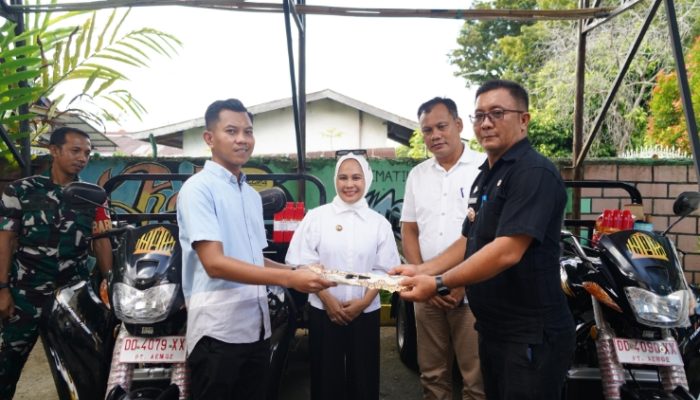 Walikota Palopo Serahkan Bantuan Motor Roda Tiga dan Beras untuk Warga Boting