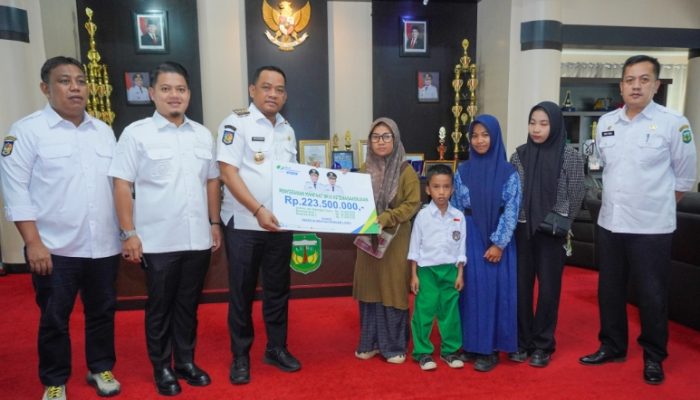 Bupati Luwu Serahkan Santunan Rp223,5 Juta kepada Keluarga Nelayan Korban Kecelakaan Kerja