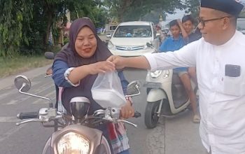 Wakil Ketua DPRD Luwu Utara dan NasDem Berbagi 1.500 Takjil di Desa Sukamaju