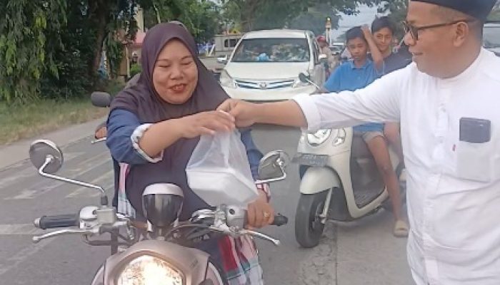 Wakil Ketua DPRD Luwu Utara dan NasDem Berbagi 1.500 Takjil di Desa Sukamaju