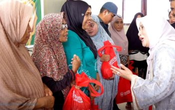 UMB Palopo Salurkan Bingkisan Idul Adha untuk Lansia dan Warga Kurang Mampu