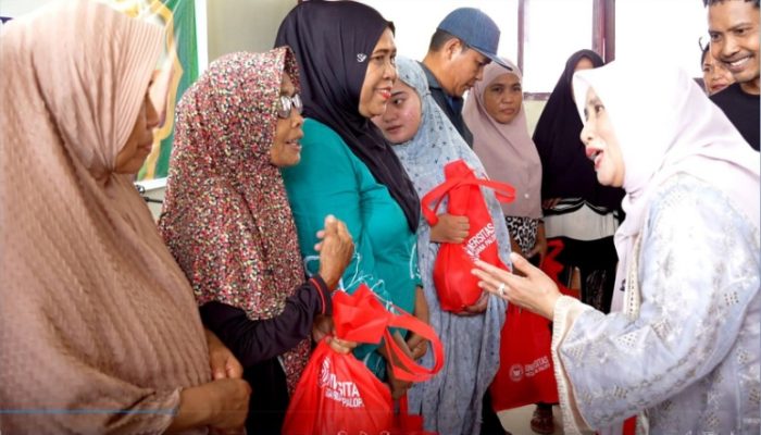 UMB Palopo Salurkan Bingkisan Idul Adha untuk Lansia dan Warga Kurang Mampu