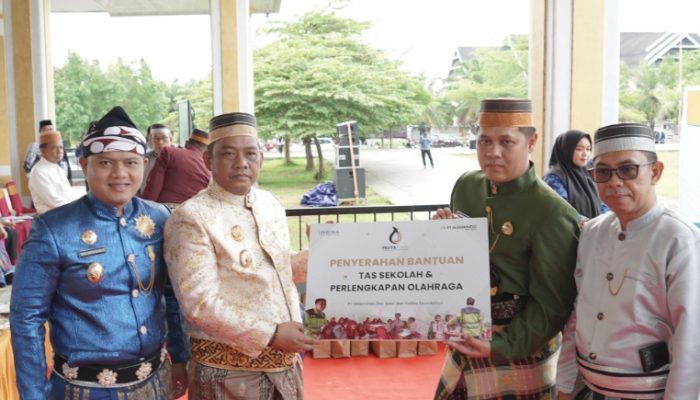 Hardiknas 2026, Pemkab Luwu Serahkan Bantuan Pendidikan untuk Sekolah di Latimojong