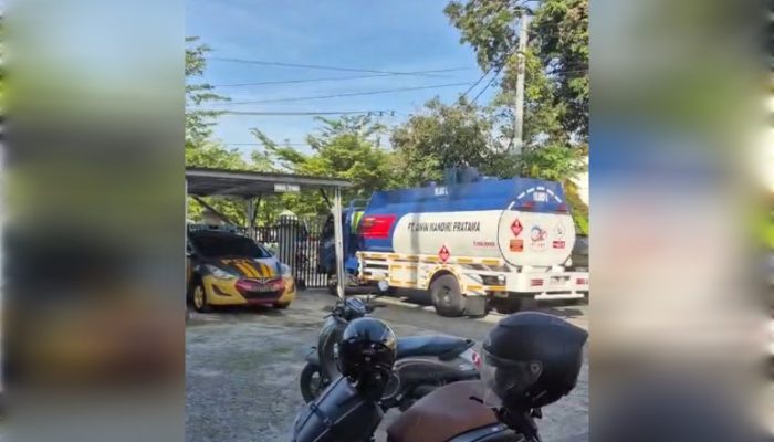 Aksi Nekat Wanita di Palopo Hentikan Mobil Tangki PT Awin Mandiri Pratama