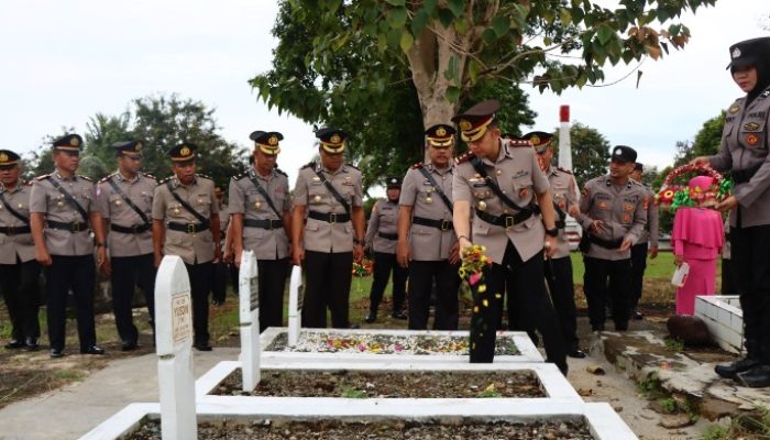 Sambut HUT Bhayangkara ke-80, Polres Palopo Gelar Ziarah dan Tabur Bunga di TMP