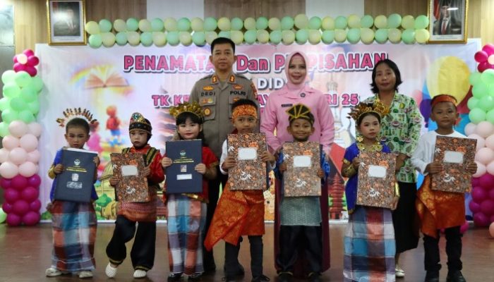Hadiri Penamatan TK Kemala Bhayangkari 25, Kapolres Palopo Tekankan Peran Orang Tua di Era Digital
