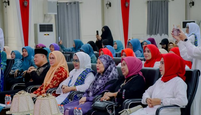 Kolaborasi GOW, BKMT dan TP PKK Palopo Hadirkan Dewi Yull dalam Kajian Parenting