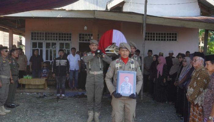 Upacara Kedinasan Iringi Kepergian ASN Satpol PP Luwu, Wabup Sampaikan Belasungkawa
