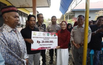 Wali Kota Palopo Serahkan Bantuan BSPS, Warga Telluwanua Terima Rp20 Juta Per Rumah