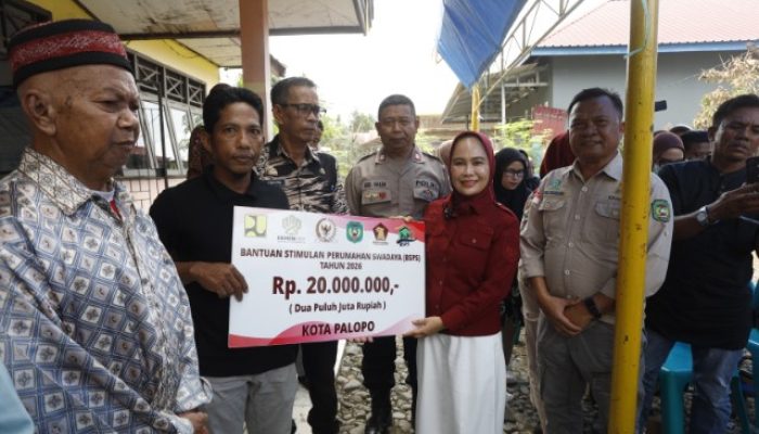 Wali Kota Palopo Serahkan Bantuan BSPS, Warga Telluwanua Terima Rp20 Juta Per Rumah