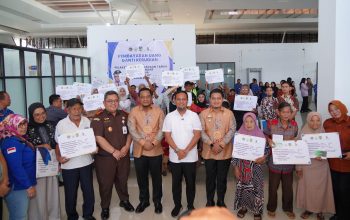 Gubernur Sulsel Serahkan Ganti Rugi Lahan Runway Bandara Bua Senilai Rp17,59 Miliar