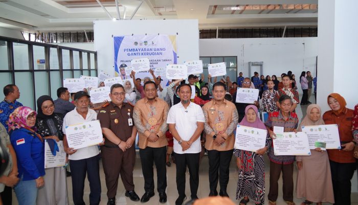 Gubernur Sulsel Serahkan Ganti Rugi Lahan Runway Bandara Bua Senilai Rp17,59 Miliar