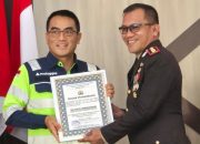 Dukung Tugas Polri, Dirut MDA Terima Penghargaan dari Polres Luwu