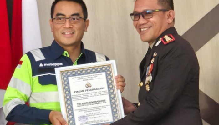 Dukung Tugas Polri, Dirut MDA Terima Penghargaan dari Polres Luwu