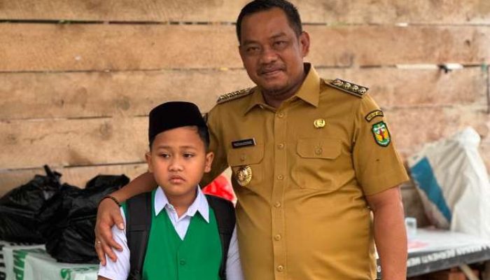 Hari Pertama Sekolah, Bupati Luwu Beri Teladan Lewat Gerakan Ayah Mengantar Anak