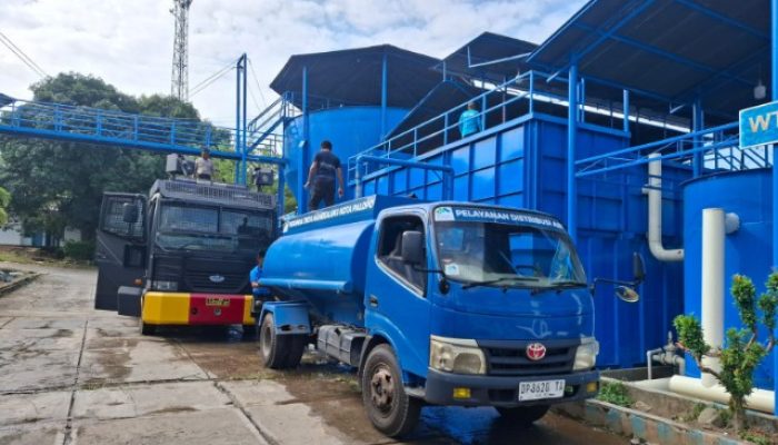 Kemarau Melanda, Polres Palopo Kerahkan Water Cannon Angkut Air Bersih untuk Warga