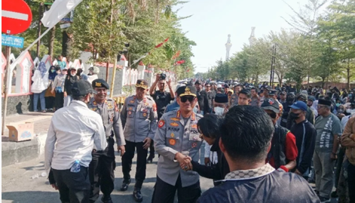 Kawal Aksi Unjuk Rasa di Kantor Bupati Gowa, Kapolresta: Sampaikan Aspirasi dengan Baik