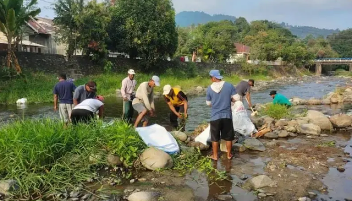 Peduli Petani Terdampak Kekeringan, Polres Palopo Bersama Muhammadiyah Bangun Tanggul Darurat