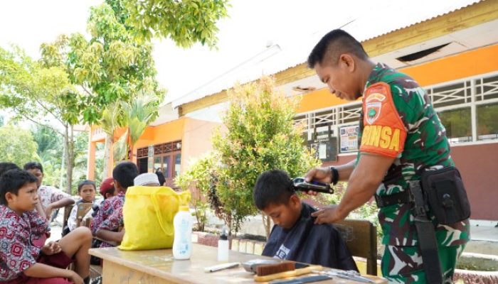 Inspiratif! Babinsa Satriwan Sisihkan Gaji untuk Cukur Gratis Warga Selama Empat Tahun