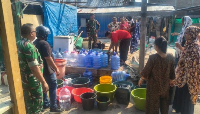 TNI Hadir Atasi Kekeringan, Kodim 1403/Palopo Salurkan Air Bersih Menggunakan Water Tank