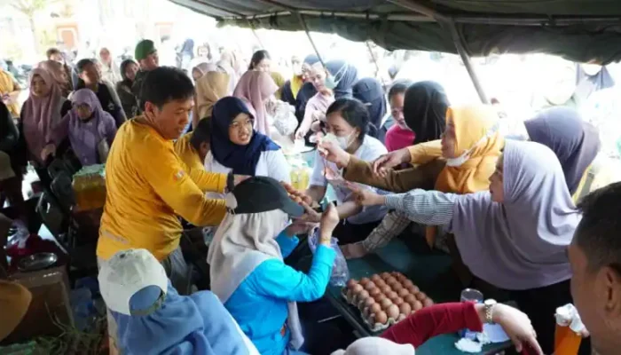 Ratusan Emak-Emak Serbu Pasar Murah Kodim 1403/Palopo, Harga Sembako Lebih Murah